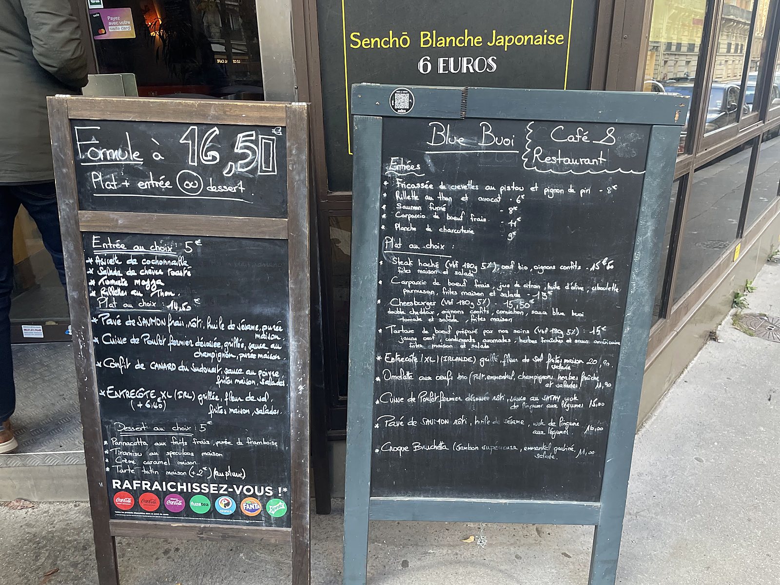 Les ardoises du jour à la craie devant le Blue Buoi Café.