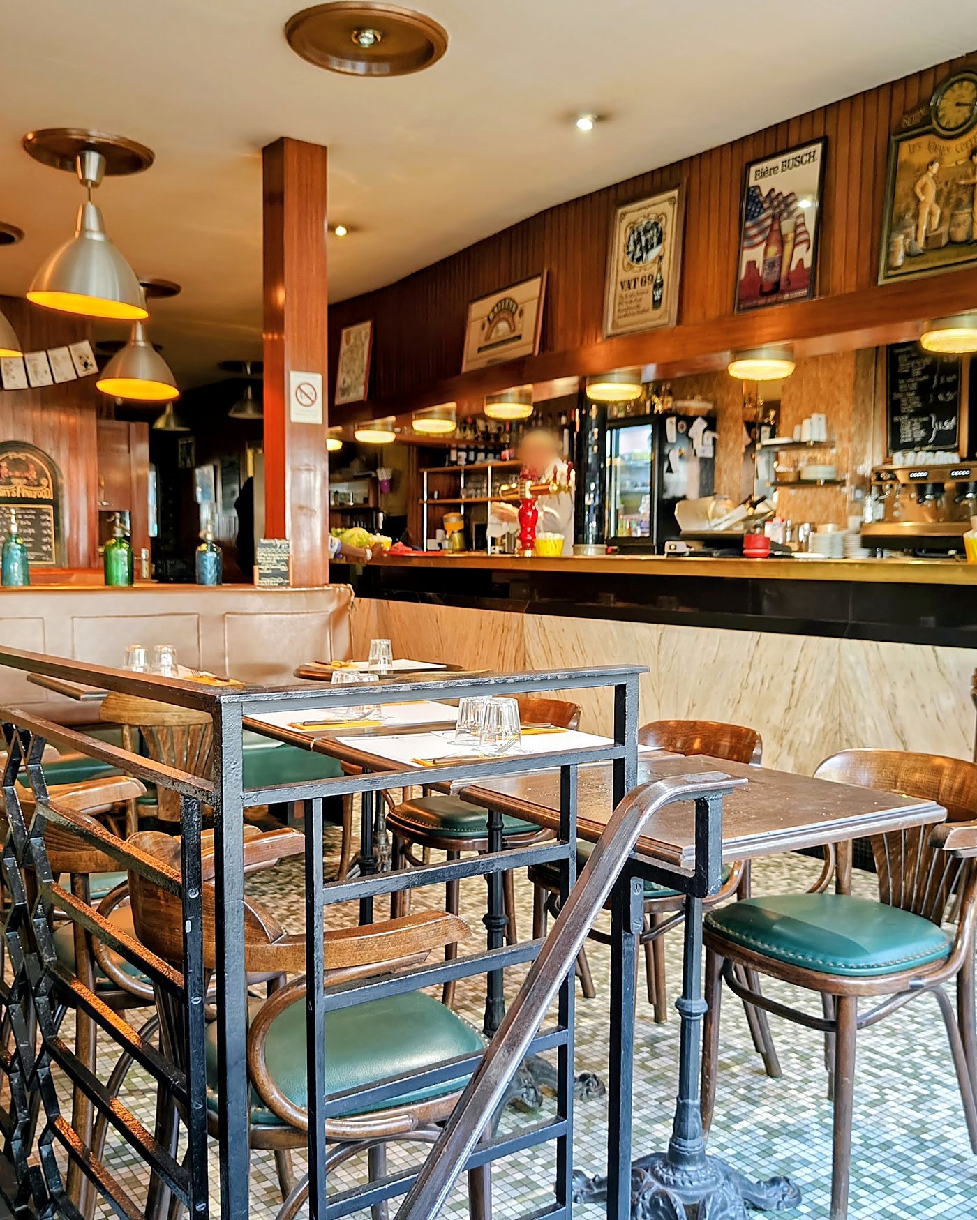 Le comptoir du Blue Buoi Café, suspensions chaudes et tabourets.