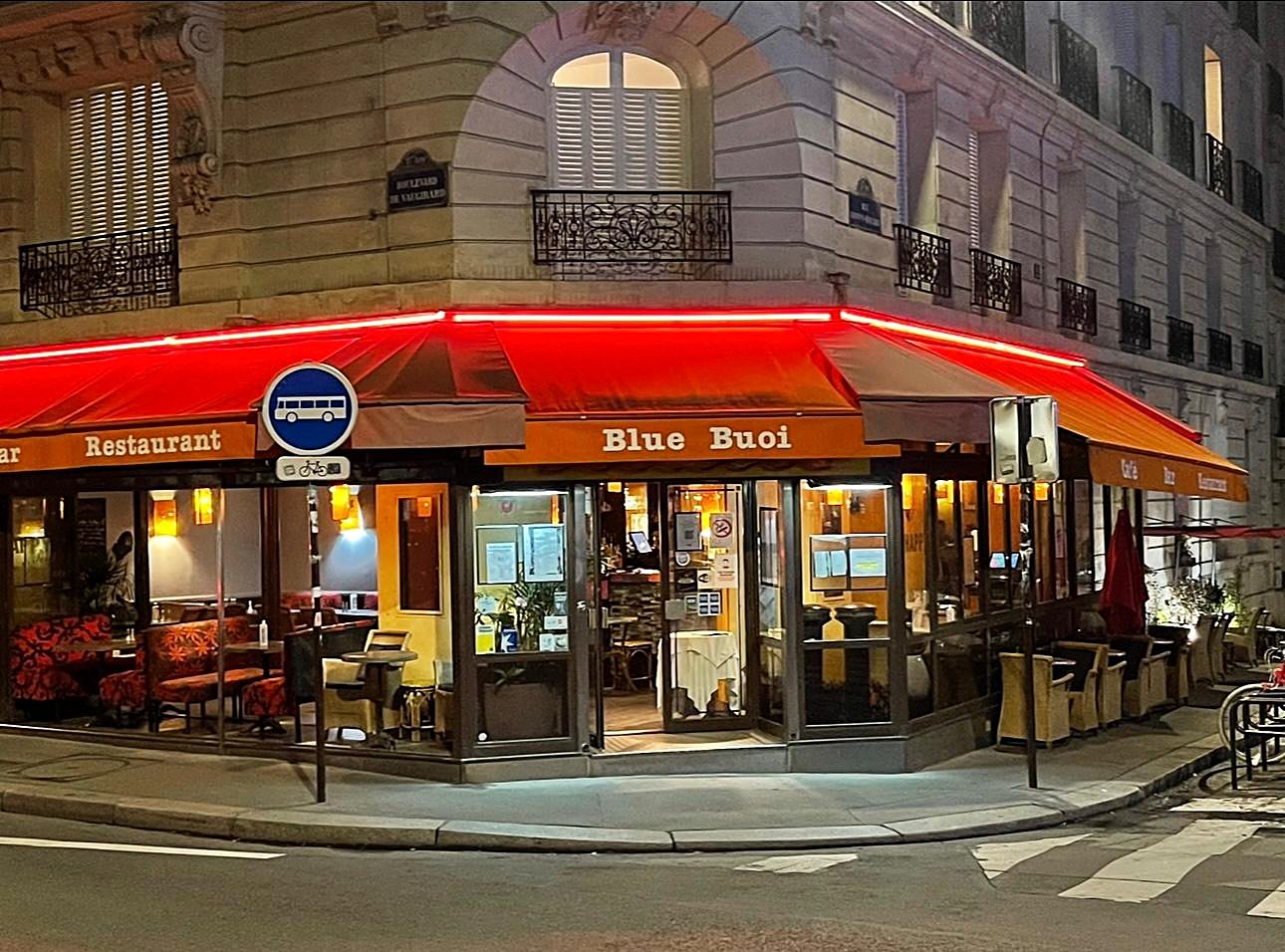 La façade du Blue Buoi sous les néons, la nuit.