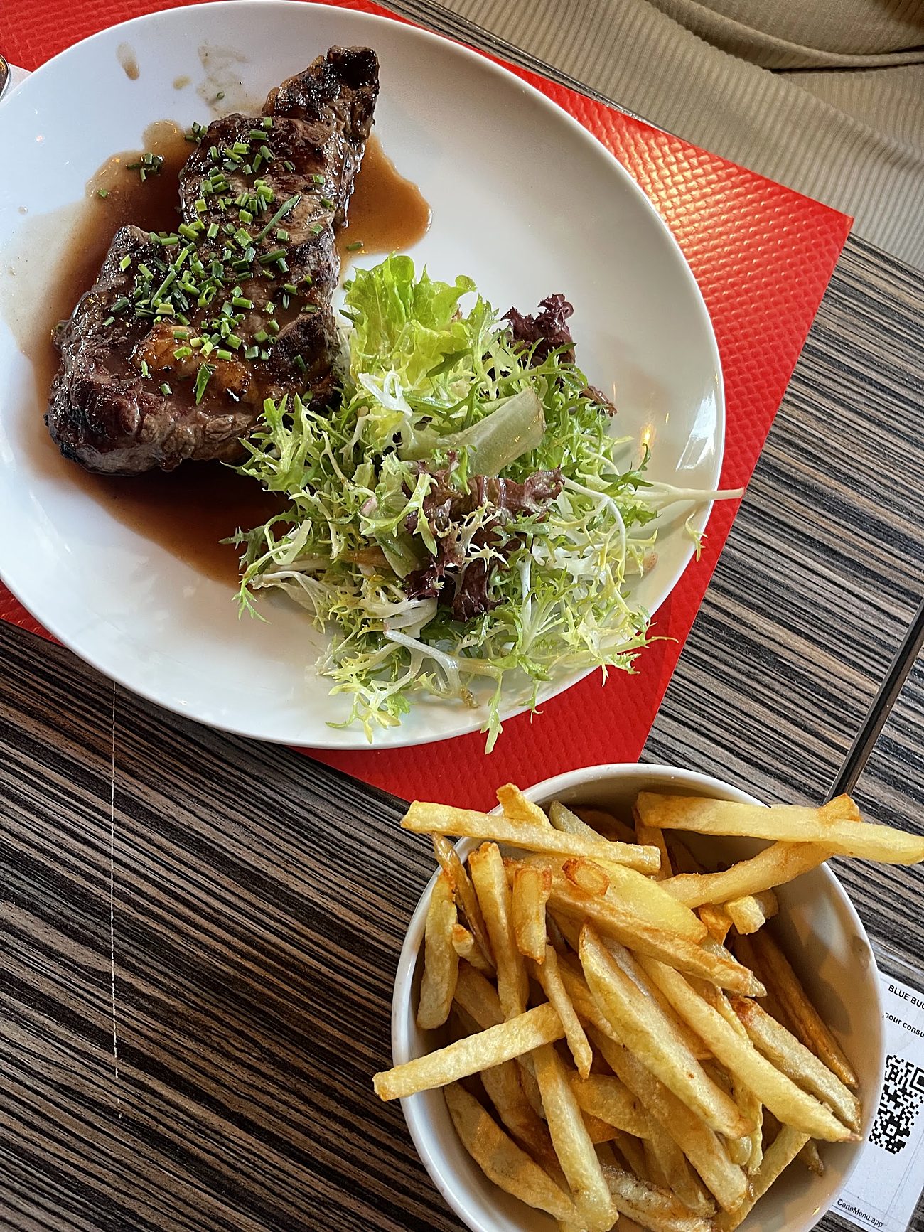 Pièce du boucher, sauce et bol de frites maison.