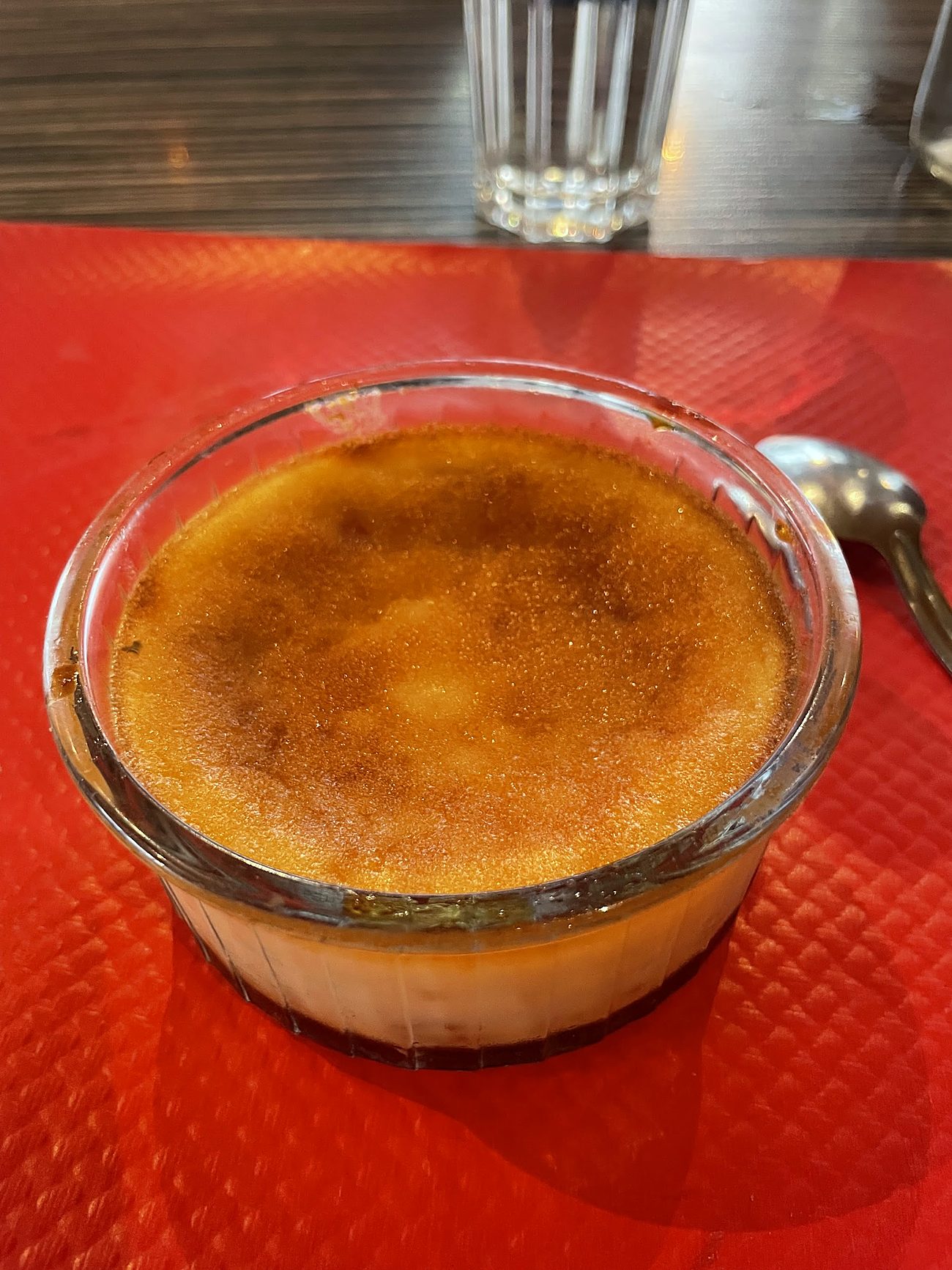 Crème catalane caramélisée en ramequin de verre.