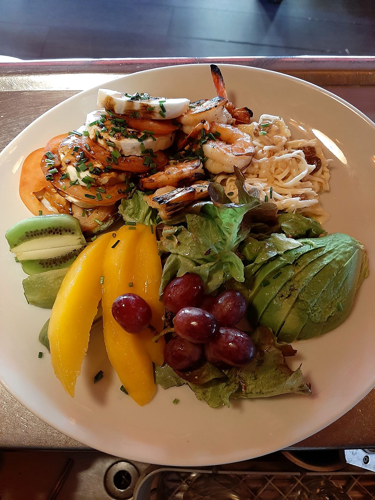 Salade composée, crevettes grillées, mangue et avocat.