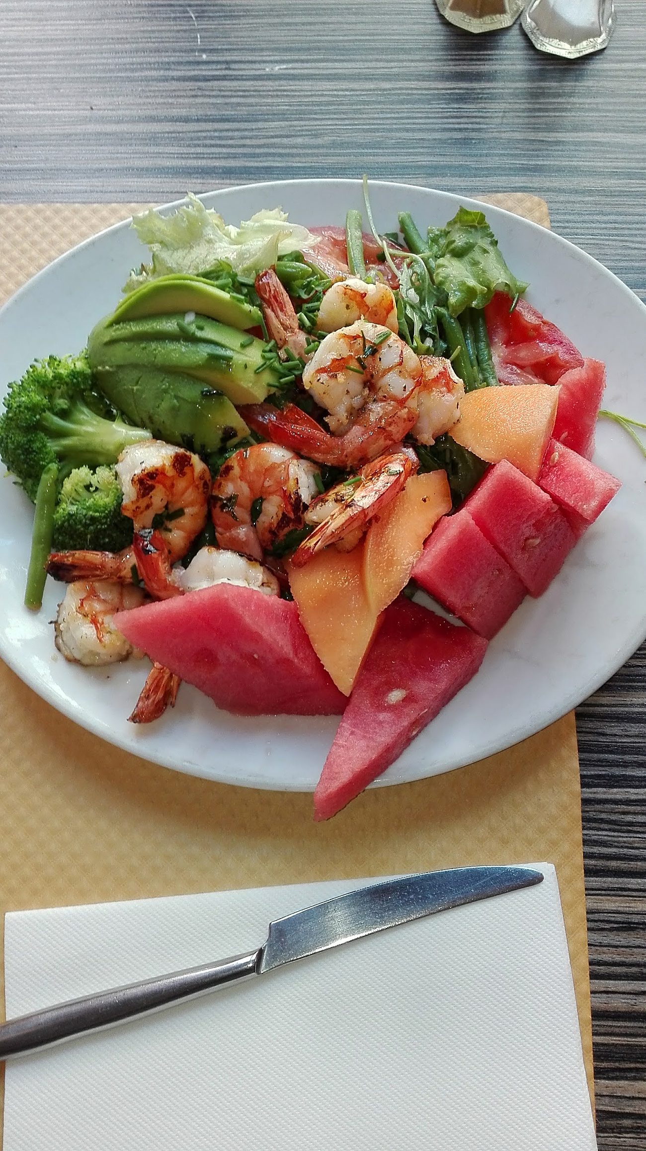 Crevettes grillées, avocat et pastèque.