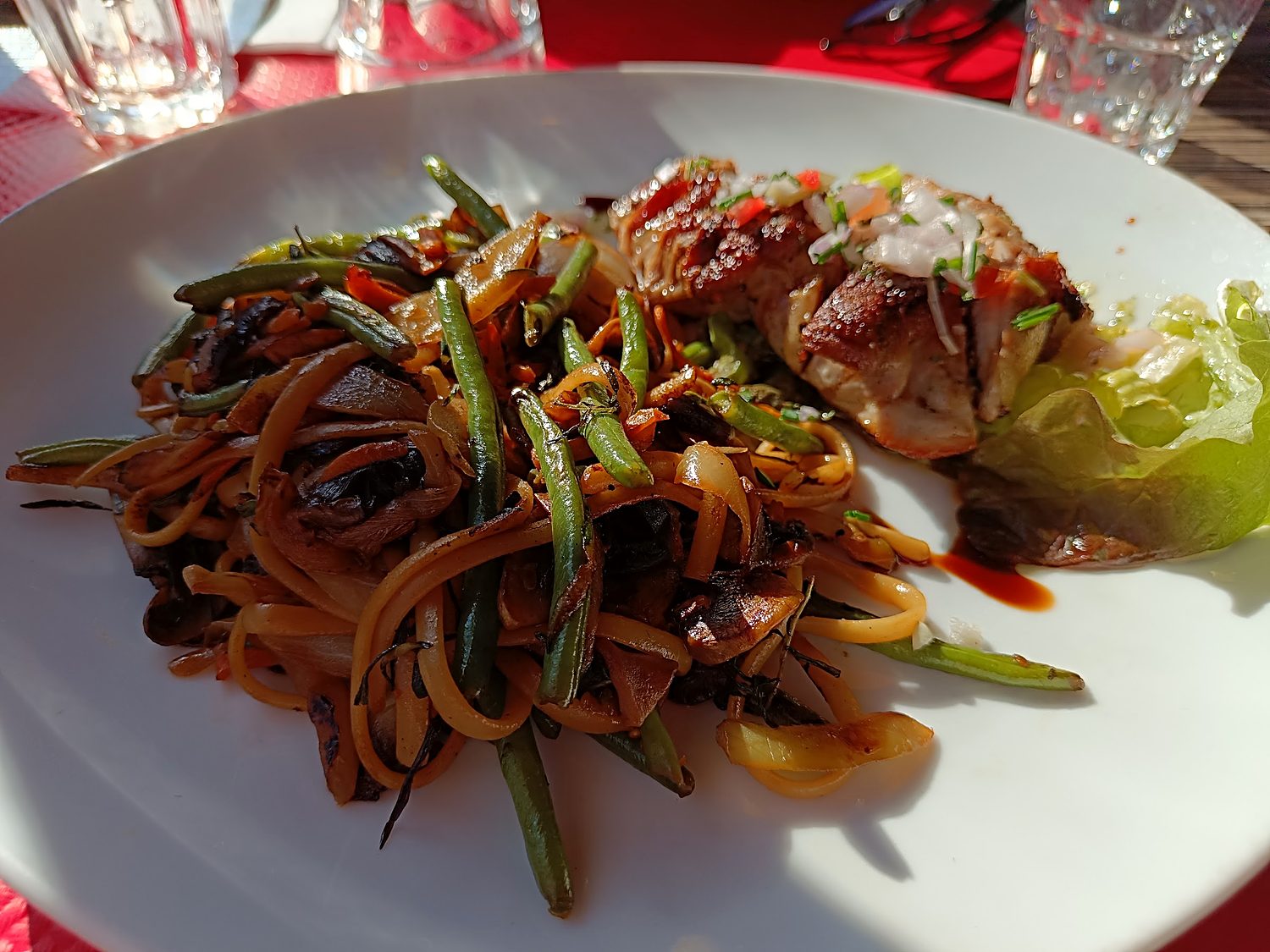 Linguines sautées, haricots verts et poisson grillé.