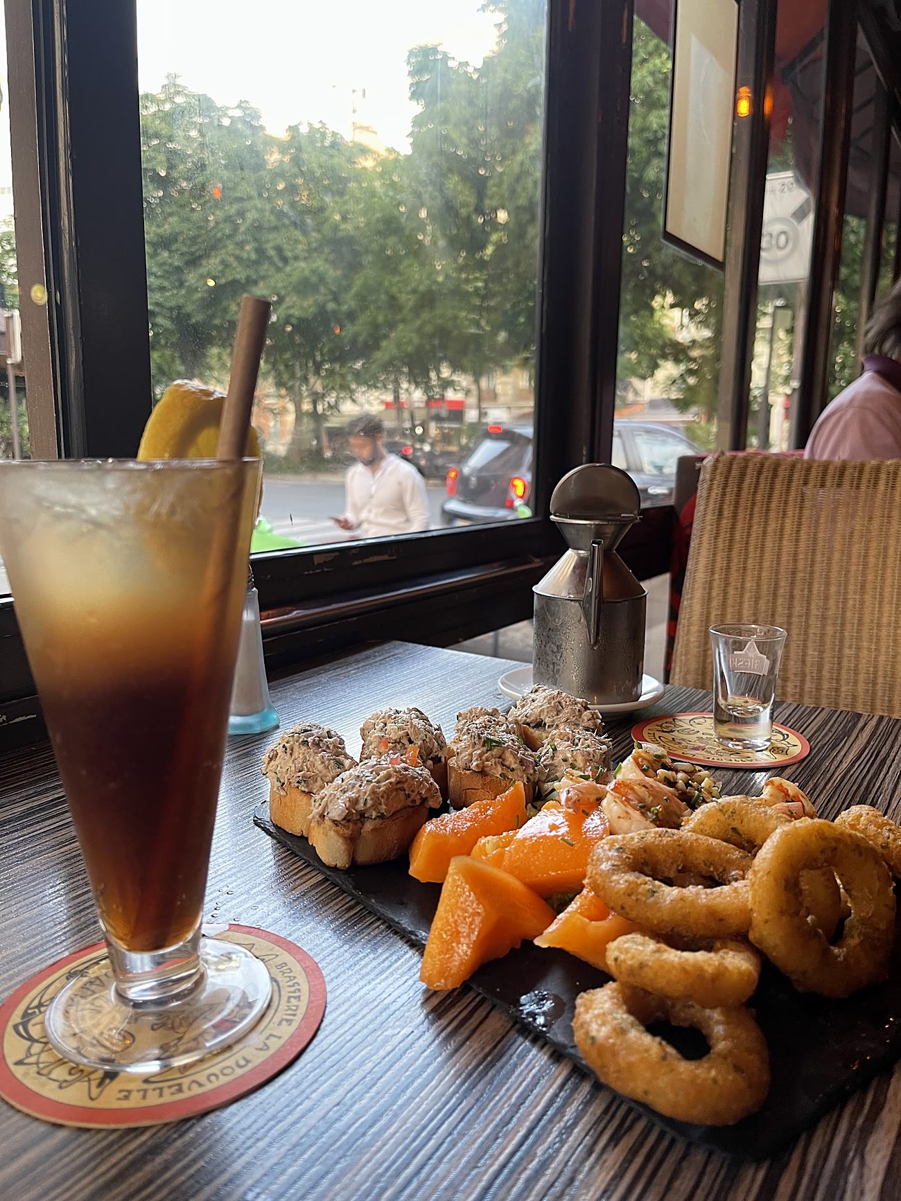 Planche à partager et cocktail, vue sur le boulevard.
