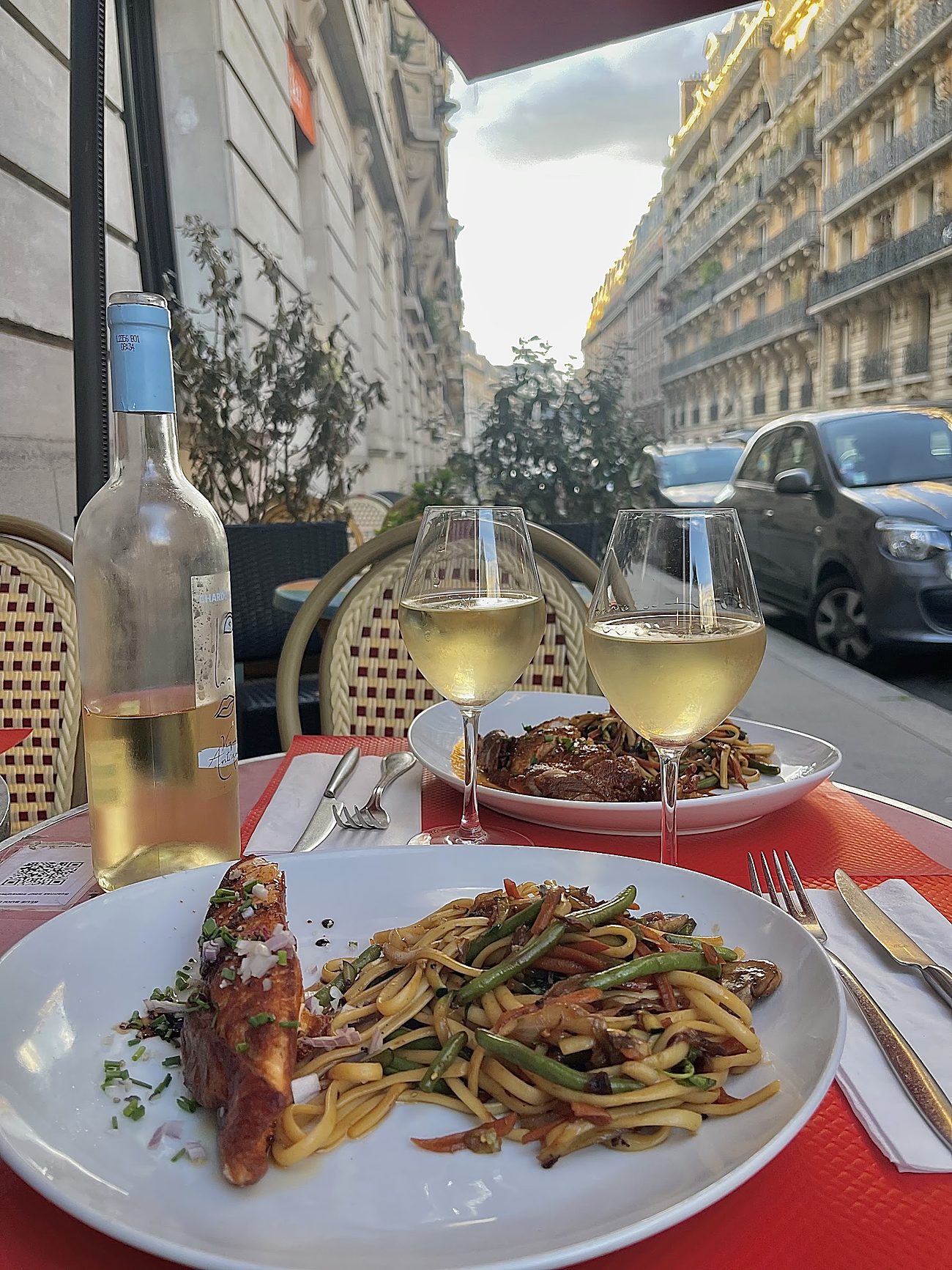 Le plat du jour et un verre de blanc en terrasse.