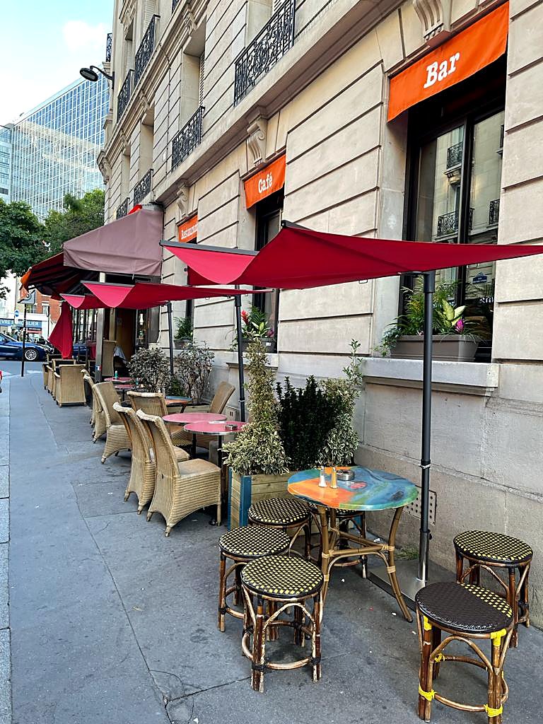 La terrasse du Blue Buoi sur le boulevard.